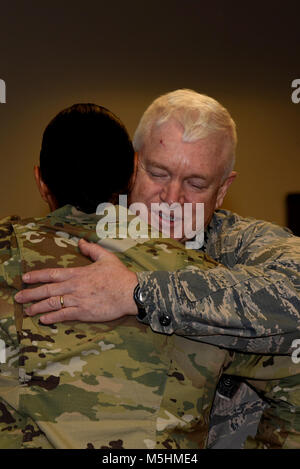 Le lieutenant général de l'Armée de l'Air L. Scott du riz, le directeur de l'Air National Guard, accueille le général de l'Armée de Linda L. Singh, Maryland L'adjudant-général, le 10 février 2018 tout en visitant la côte Warfield Air National Guard Base, Middle River, dans le Maryland au cours de sa visite, le riz a été présenté dans divers secteurs de la base y compris les cyberopérations, support de base, opérations, l'auditorium de la salle à manger, et plus encore. (U.S. Air National Guard Banque D'Images