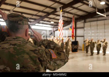 Le colonel David Jordan, commandant sortant de la 45ème Infantry Brigade Combat Team, salue les couleurs durant l'hymne national à la brigade de la cérémonie de passation de commandement tenue, au Camp Gruber, New York, le 11 février. (U.S. La Garde nationale de l'armée Banque D'Images