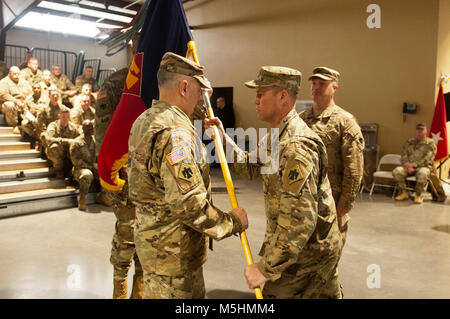 La 45e Brigade d'infanterie de l'équipe de combat de sergent-major de commandement, commandement Sgt. Le major Christopher Miller, mains la Brigade de couleurs pour la dernière fois au Colonel David Jordan, commandant sortant, avant que la Jordanie mains le drapeau comme un symbole de l'abandon de ses fonctions de commandant de brigade. La cérémonie de passation de commandement a eu lieu au Camp Gruber, New York, le 11 février. (U.S. La Garde nationale de l'armée Banque D'Images