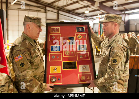 La 45e Brigade d'infanterie de l'équipe de combat de sergent-major de commandement, commandement Sgt. Le major Christopher Miller, remet une plaque au nom de la Brigade au Colonel David Jordan, commandant sortant, lors de la cérémonie de passation de commandement s'est déroulée au Camp Gruber, New York, le 11 février. (U.S. La Garde nationale de l'armée Banque D'Images