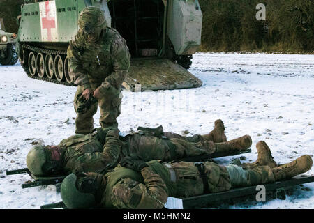 Soldats affectés au 2e Bataillon, 70e régiment de blindés, 2ème Armored Brigade Combat Team, 1re Division d'infanterie, participer à un exercice de pertes massives dans le cadre d'une exercice de tir réel à Grafenwoehr Domaine de formation, l'allemand, le 12 février 2018. La formation s'inscrit dans le cadre de résoudre l'Atlantique, un Américain dont le but est de dissuader l'agression en Europe et à renforcer les relations avec ally et les pays partenaires. (U.S. Army Banque D'Images