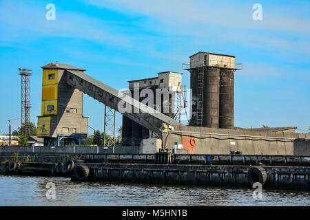 Kaliningrad, terminal de ciment au port de mer commercial sur la rivière Pregel Banque D'Images