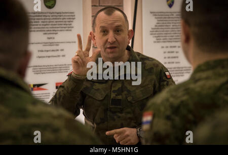 Le général polonais Jarosław Gromadziński, la 15e Brigade mécanisée, commandant donne un tour au croate, les visiteurs à travers un historique afficher lors d'une célébration culturelle croate à la 15e Brigade mécanisée de la Pologne, Pologne, 10 févr. 12, 2018. La multinationale unique, groupement tactique est composé d'États-Unis, Royaume-Uni, croate et soldats roumains servir avec la 15e Brigade mécanisée polonaise comme une force de dissuasion dans le nord-est de la Pologne à l'appui de l'OTAN vers l'amélioration de la présence. (U.S. Army Banque D'Images