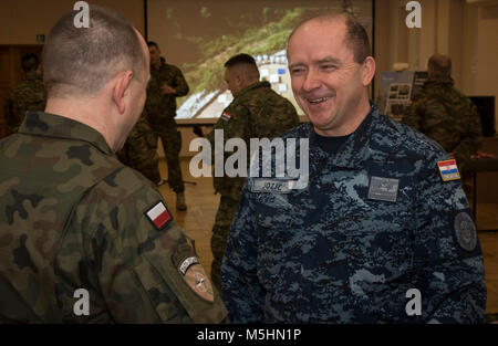 Le général polonais Jarosław Gromadziński, la 15e Brigade mécanisée, commandant croate accueille le Capitaine de vaisseau Jugoslav Jozić sur sa visite au cours d'une célébration culturelle croate lors de la 15e Brigade mécanisée polonaise, la Pologne, l'administration centrale le 12 février 2018. La multinationale unique, groupement tactique est composé d'États-Unis, Royaume-Uni, croate et soldats roumains servir avec la 15e Brigade mécanisée polonaise comme une force de dissuasion dans le nord-est de la Pologne à l'appui de l'OTAN vers l'amélioration de la présence. (U.S. Army Banque D'Images