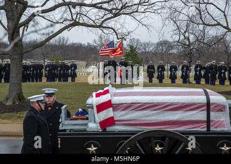 Marine Corps porteurs du corps, la Compagnie Bravo, Marine Barracks Washington D.C., préparer à mars derrière le peloton caisson lors d'une tous les honneurs funérailles du colonel Travis M. Provost au cimetière national d'Arlington, Arlington, Va., Février 12, 2018. Provost a rejoint le Corps des Marines des États-Unis le 10 novembre 1989 et a été commandé en tant que Sous-lieutenant en avril 1990. Il a déployé six fois, la prise en charge de plusieurs opérations, y compris l'opération Iraqi Freedom en 2005 et a pris sa retraite en avril 2014 après une brillante carrière et décoré. (Corps des Marines des États-Unis Banque D'Images