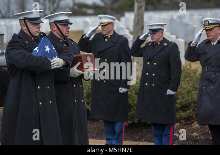 Marine Corps porteurs du corps, la Compagnie Bravo, Marine Barracks Washington D.C., mars avec le drapeau national et un standard de l'urne lors d'une tous les honneurs funérailles du colonel Travis M. Provost au cimetière national d'Arlington, Arlington, Va., Février 12, 2018. Provost a rejoint le Corps des Marines des États-Unis le 10 novembre 1989 et a été commandé en tant que Sous-lieutenant en avril 1990. Il a déployé six fois, la prise en charge de plusieurs opérations, y compris l'opération Iraqi Freedom en 2005 et a pris sa retraite en avril 2014 après une brillante carrière et décoré. (Corps des Marines des États-Unis Banque D'Images