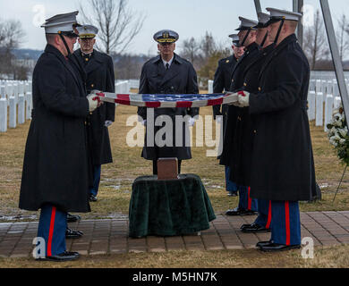 Marine Corps porteurs du corps, la Compagnie Bravo, Marine Barracks Washington D.C., préparer pour plier le drapeau national lors d'une tous les honneurs funérailles du colonel Travis M. Provost au cimetière national d'Arlington, Arlington, Va., Février 12, 2018. Provost a rejoint le Corps des Marines des États-Unis le 10 novembre 1989 et a été commandé en tant que Sous-lieutenant en avril 1990. Il a déployé six fois, la prise en charge de plusieurs opérations, y compris l'opération Iraqi Freedom en 2005 et a pris sa retraite en avril 2014 après une brillante carrière et décoré. (Corps des Marines des États-Unis Banque D'Images