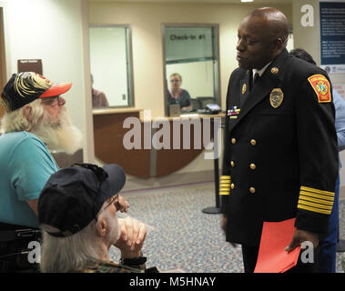 Le chef des pompiers de Colombie-Britannique Aubrey Jenkins, debout, offre des cartes de la Saint-Valentin spécial aux anciens combattants à la Wm. Jennings Bryan Dorn VA Medical Center, 10 févr. 12. Banque D'Images