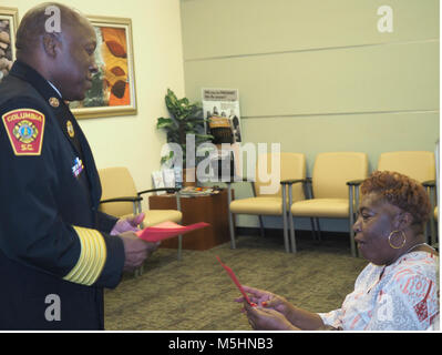 Vétéran de l'armée exprime sa gratitude Fontaine Bobbie 10 févr. 12 dans la Women's Clinic de l'Hm. Jennings Bryan Dorn VA Medical Center de Columbia Fire chef Aubrey Jenkins comme elle reçoit l'un des cartes de la Saint-Valentin faite par les enfants de la région pour les anciens combattants Hommage aux Semaine. Banque D'Images