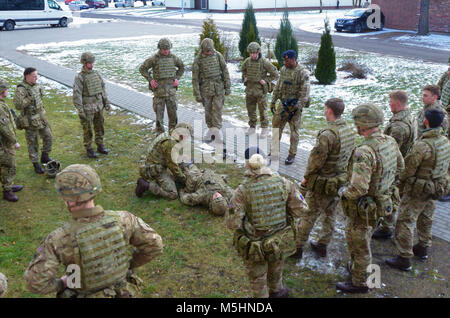 Royaume-uni, les soldats affectés à Balaklava Troop, Light Dragoons et le groupe tactique de la formation médicale sur le terrain de la Pologne qui améliorent les capacités de mission, le développement du leadership et de formation alors que l'état de préparation à l'appui de groupe de combat alliés, à Bemowo Piskie Domaine de formation, la Pologne le 6 février 2018. La Pologne est un groupe de combat, l'unique groupe de combat multinationale, composée d'Américains, Britanniques, croate et soldats roumains qui servent avec la 15e Brigade mécanisée polonaise comme une force de dissuasion dans le nord-est de la Pologne à l'appui de l'OTAN vers l'amélioration de la présence. ( Banque D'Images