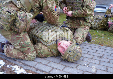 Royaume-uni, les soldats affectés à Balaklava Troop, Light Dragoons et le groupe tactique de la formation médicale sur le terrain de la Pologne qui améliorent les capacités de mission, le développement du leadership et de formation alors que l'état de préparation à l'appui de groupe de combat alliés, à Bemowo Piskie Domaine de formation, la Pologne le 6 février 2018. La Pologne est un groupe de combat, l'unique groupe de combat multinationale, composée d'Américains, Britanniques, croate et soldats roumains qui servent avec la 15e Brigade mécanisée polonaise comme une force de dissuasion dans le nord-est de la Pologne à l'appui de l'OTAN vers l'amélioration de la présence. ( Banque D'Images