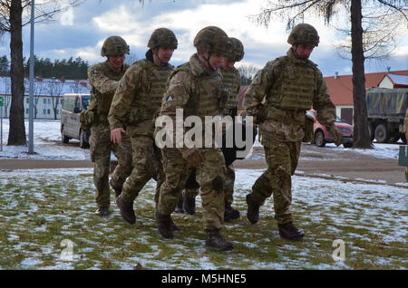 Royaume-uni, les soldats affectés à Balaklava Troop, Light Dragoons et le groupe tactique de la formation médicale sur le terrain de la Pologne qui améliorent les capacités de mission, le développement du leadership et de formation alors que l'état de préparation à l'appui de groupe de combat alliés, à Bemowo Piskie Domaine de formation, la Pologne le 6 février 2018. La Pologne est un groupe de combat, l'unique groupe de combat multinationale, composée d'Américains, Britanniques, croate et soldats roumains qui servent avec la 15e Brigade mécanisée polonaise comme une force de dissuasion dans le nord-est de la Pologne à l'appui de l'OTAN vers l'amélioration de la présence. ( Banque D'Images