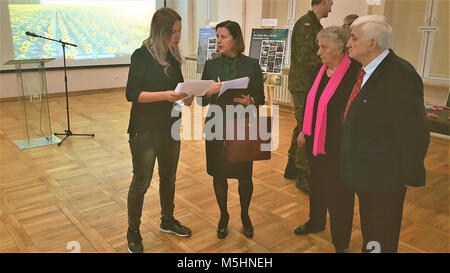 Sylwia Pindor (à gauche) l'officier des affaires publiques du groupement tactique de linguiste Pologne reviews un discours préparé avec Andrea Bekić, l'Ambassadeur croate à la Pologne, au cours d'une célébration culturelle croate lors de la 15e Brigade mécanisée polonais Warszawa, Pologne, de l'administration centrale le 12 février 2018. La célébration a permis à l'ambassadeur d'exprimer ma gratitude à leaders polonais et de partager la culture croate avec les dirigeants communautaires dans l'assistance. La multinationale unique, groupement tactique est composé d'États-Unis, Royaume-Uni, croate et soldats roumains servir avec la 15e Brigade mécanisée polonaise comme une force de dissuasion dans northe Banque D'Images