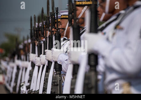 Marines de la Royal Thai Marine Corps stand Sécurité Regiment en formation 13 février 2018, lors de la cérémonie d'ouverture de l'exercice 2018 de l'or Cobra à U-Tapao International Airport, district de Ban Chang, la province de Rayong, Thaïlande. Or, l'exercice Cobra dans sa 37ème itération, est conçu pour promouvoir la sécurité régionale et assurer des réponses efficaces aux crises régionales en réunissant une solide force multinationale en vue d'atteindre des objectifs communs et les engagements de sécurité dans la région Indo-Pacifique. L'exercice annuel est effectué dans le royaume de Thaïlande qui a eu lieu du 13-23 février avec sept participatin plein Banque D'Images