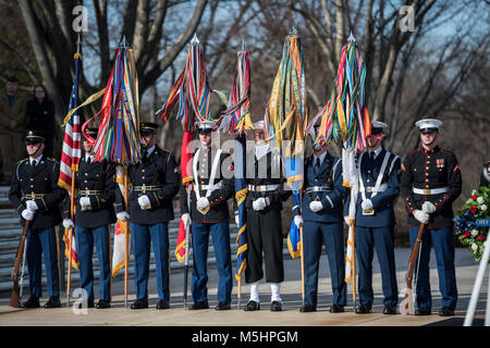 Le service support de la protection conjointe de la couleur des Forces armées tous les honneurs Wreath-Laying cérémonie organisée par le général François Lecointre, chef d'état-major de la Défense, Forces armées françaises, sur la Tombe du Soldat inconnu au cimetière national d'Arlington, Arlington, Virginie, le 12 février 2018. Lecointre visité ANC dans le cadre de sa première visite officielle, visiter l'Amphithéâtre Memorial Afficher Prix et réunion avec les hauts dirigeants de l'ANC. (U.S. Army Banque D'Images