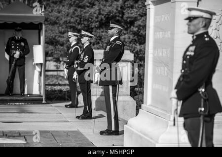 Les membres de l'Armée américaine un support complet des forces armées rend hommage à Wreath-Laying cérémonie offerte par le général François Lecointre, chef d'état-major de la Défense, Forces armées françaises, sur la Tombe du Soldat inconnu au cimetière national d'Arlington, Arlington, Virginie, le 12 février 2018. Lecointre visité ANC dans le cadre de sa première visite officielle, visiter l'Amphithéâtre Memorial Afficher Prix et réunion avec les hauts dirigeants de l'ANC. (U.S. Army Banque D'Images