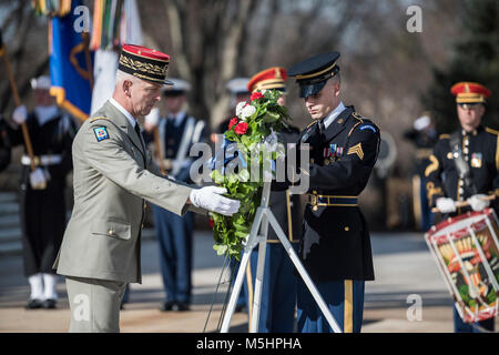 Le général François Lecointre, chef d'état-major de la Défense, Forces armées françaises les Forces armées participe à un Wreath-Laying avec spécialisation complète sur la Tombe du Soldat inconnu au cimetière national d'Arlington, Arlington, Virginie, le 12 février 2018. Lecointre visité ANC dans le cadre de sa première visite officielle, visiter l'Amphithéâtre Memorial Afficher Prix et réunion avec les hauts dirigeants de l'ANC. (U.S. Army Banque D'Images