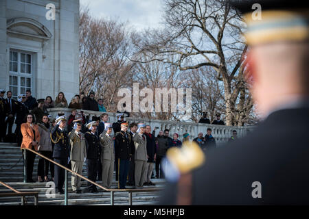 Les membres de la délégation française rend honneurs au cours des Forces armées tous les honneurs Wreath-Laying cérémonie offerte par le général François Lecointre, chef d'état-major de la Défense, Forces armées françaises, sur la Tombe du Soldat inconnu au cimetière national d'Arlington, Arlington, Virginie, le 12 février 2018. Lecointre visité ANC dans le cadre de sa première visite officielle, visiter l'Amphithéâtre Memorial Afficher Prix et réunion avec les hauts dirigeants de l'ANC. (U.S. Army Banque D'Images