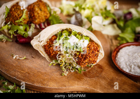 Fait frais sandwich falafel avec sauce tahini et sprout Banque D'Images