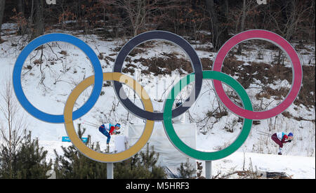 Les concurrents passent les anneaux olympiques au cours de la 50km départ groupé Classic à l'Alpensia Cross Country Centre pendant quinze jours des Jeux Olympiques d'hiver 2018 de PyeongChang en Corée du Sud. Banque D'Images