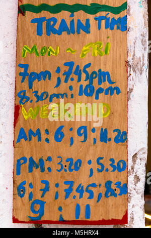 Calendrier à 'Train Hanoi Street", une rue étroite dans le centre de Hanoï avec des rails de chemin de fer sur laquelle de nombreuses familles vivent, Cook, manger et se laver. Banque D'Images