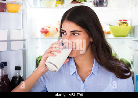 Portrait d'une jeune femme Verre de lait Banque D'Images