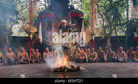 Kecak Fire Dance, Dancing with fire , Ubud, Bali Banque D'Images