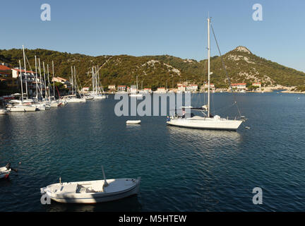 Yachts et bateaux dans Zaklopatica Bay sur l'île de Lastovo, Сroatia Banque D'Images