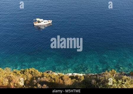 Bateaux dans Bay sur l'île de Lastovo, Сroatia Banque D'Images