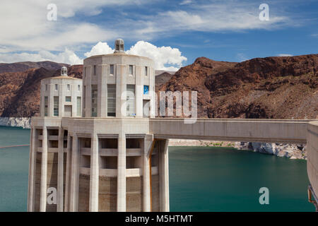 Hoover Dam tours sur le bleu du lac Mead. Le Barrage Hoover est un barrage poids en béton-arch dans le Black Canyon de la rivière Colorado, à la frontière entre l'e Banque D'Images