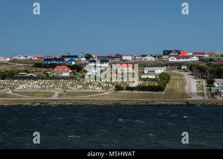 Îles Falkland, East Falkland, Stanley (aka Port Stanley) sur la côte de la maisons colorées de Stanley et cimetière local. Banque D'Images