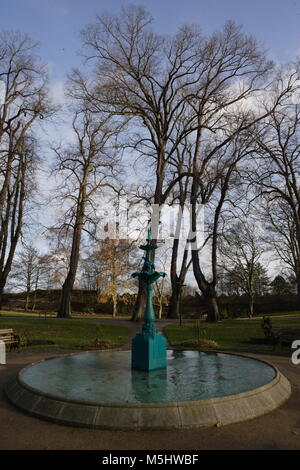 Lisburn, Irlande du Nord. Lisburn (/'l ?z.b ?rn/ ou /'l ?s.b ?rn/, ce qui signifie 'fort du flux', probablement de l'Irlandais lios, qui signifie 'fort', et brûler l'Écossais, qui signifie 'stream') est une ville en Irlande du Nord. Il est à 8 km (13 km) au sud-ouest du centre-ville de Belfast, sur la rivière Lagan, qui forme la frontière entre le comté d'Antrim et le comté de Down. Lisburn est une partie de la zone métropolitaine de Belfast. Il avait une population de plus de 71 469 personnes dans le recensement de 2011. Anciennement un arrondissement, Lisburn a été accordé le statut de ville en 2002, dans le cadre de la reine Elizabeth II, festivités du Jubilé. C'est la troisième plus grande ville Banque D'Images