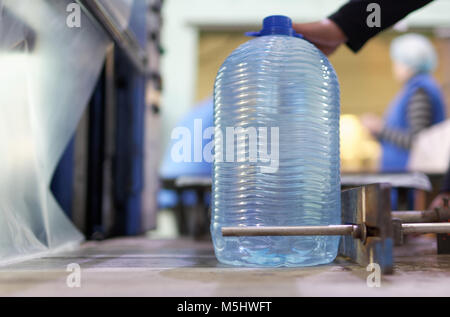 Peut de l'eau potable dans le département d'une usine d'emballage Banque D'Images