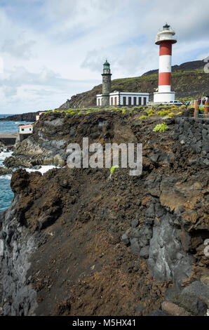 Salinas de Fuencaliente, La Palma. Canaries Espagne. La vue sur les phares haut de la falaise avec le visiteur Fuencaliente centre à l'arrière-plan. Cette photo a été prise à partir de la voie de retour de les salines. Il montre comment les falaises sont élevés à cet emplacement à un drop de cisaillement dans la mer ci-dessous. Seule une petite quantité de végétation est en mesure de s'accrocher à la falaise de lave très raide. Photographié avec un appareil photo Ricoh GRII. Banque D'Images