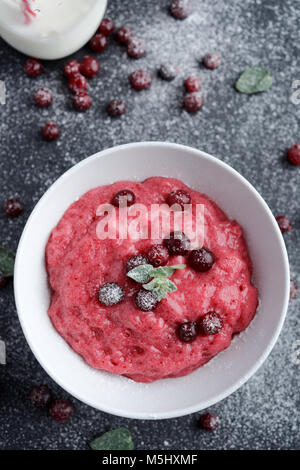 Cranberry fouettée bouillie de semoule avec les baies fraîches sur une table rustique Banque D'Images