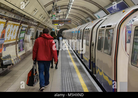 Londres, Royaume-Uni, le 17 février 2018 : la station de métro de Londres avec les gens de quitter le train et le déménagement hors de la station Banque D'Images