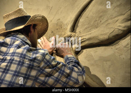 Artiste qui travaille sur une sculpture de sable, Calgary, Stampede, Calgary, Alberta, le 11 juillet 2011 Banque D'Images