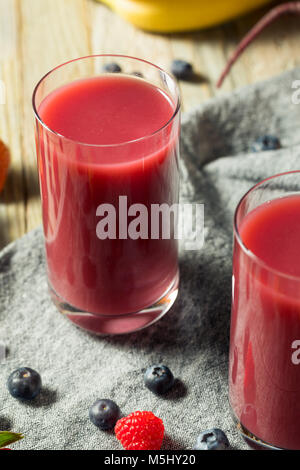 Fruits Rouges biologiques crus Smoothie dans un verre de jus Banque D'Images