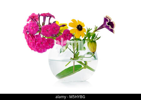 Bouquet de fleurs fraîches en vase en verre isolé sur blanc. Phlox, camomille, dahlia, pétunia. Banque D'Images