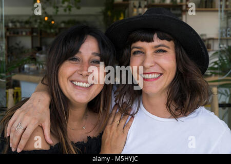 Portrait de deux amies, serrant l'autre dans un café Banque D'Images