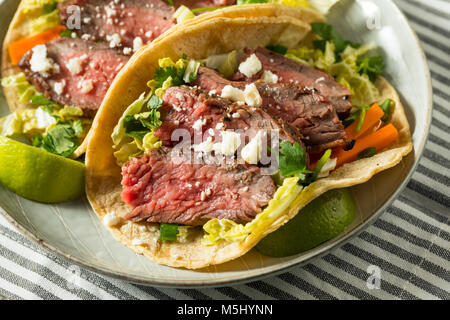 Tacos Steak coréen fait maison avec du chou la coriandre et fromage Banque D'Images