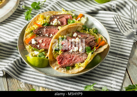 Tacos Steak coréen fait maison avec du chou la coriandre et fromage Banque D'Images