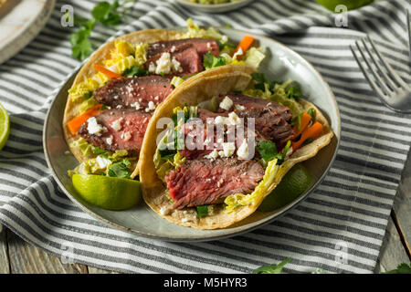 Tacos Steak coréen fait maison avec du chou la coriandre et fromage Banque D'Images