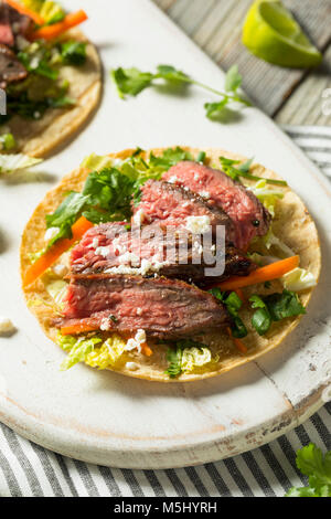 Tacos Steak coréen fait maison avec du chou la coriandre et fromage Banque D'Images