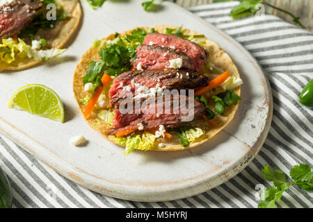 Tacos Steak coréen fait maison avec du chou la coriandre et fromage Banque D'Images