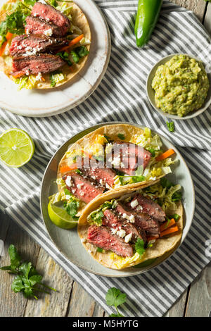 Tacos Steak coréen fait maison avec du chou la coriandre et fromage Banque D'Images