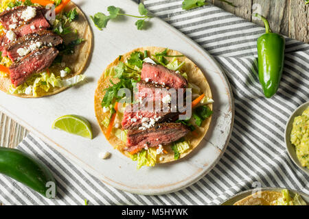 Tacos Steak coréen fait maison avec du chou la coriandre et fromage Banque D'Images