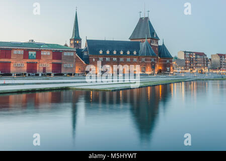 Le Danemark, Aarhus, vue de port et custom house Banque D'Images