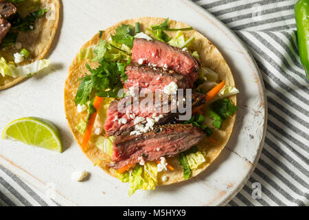 Tacos Steak coréen fait maison avec du chou la coriandre et fromage Banque D'Images