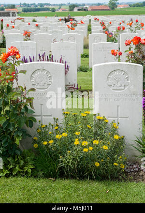 La tombe de deux soldats australiens dans le cimetière militaire de Tyne Cot, lépreux, Belgique Banque D'Images